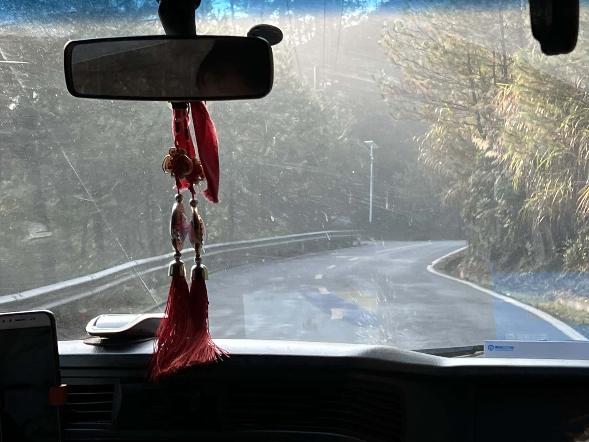 租车出发的路上，此时大家不熟都没有说话，只是乱想和感受车像在波浪上一样起伏