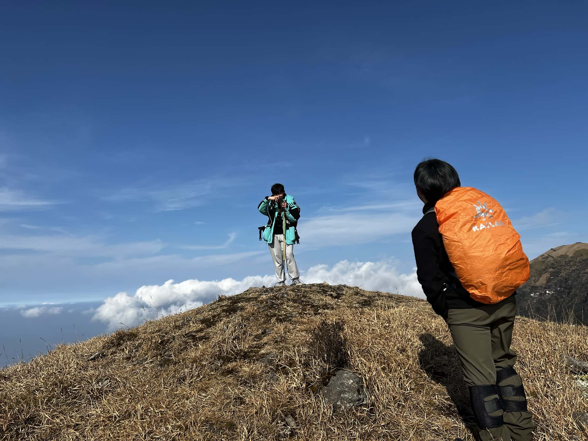 合张影，到达小山顶