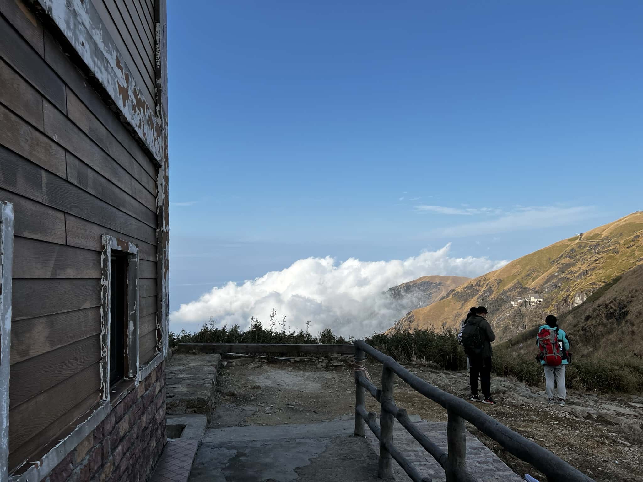 路过一个客栈，一出门的景色