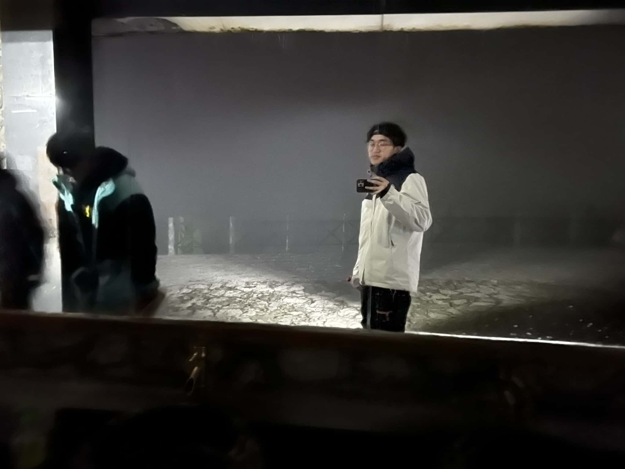 大晚上出去洗漱，跟梦里的场景一样