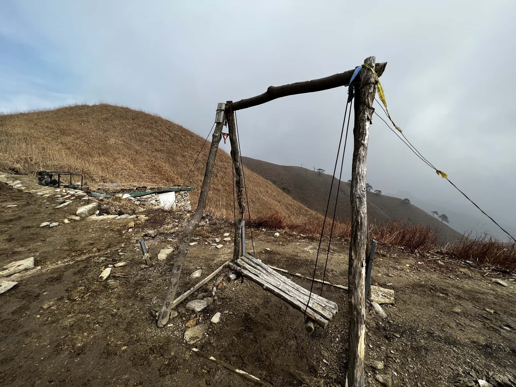 遇到了一个山顶的秋千