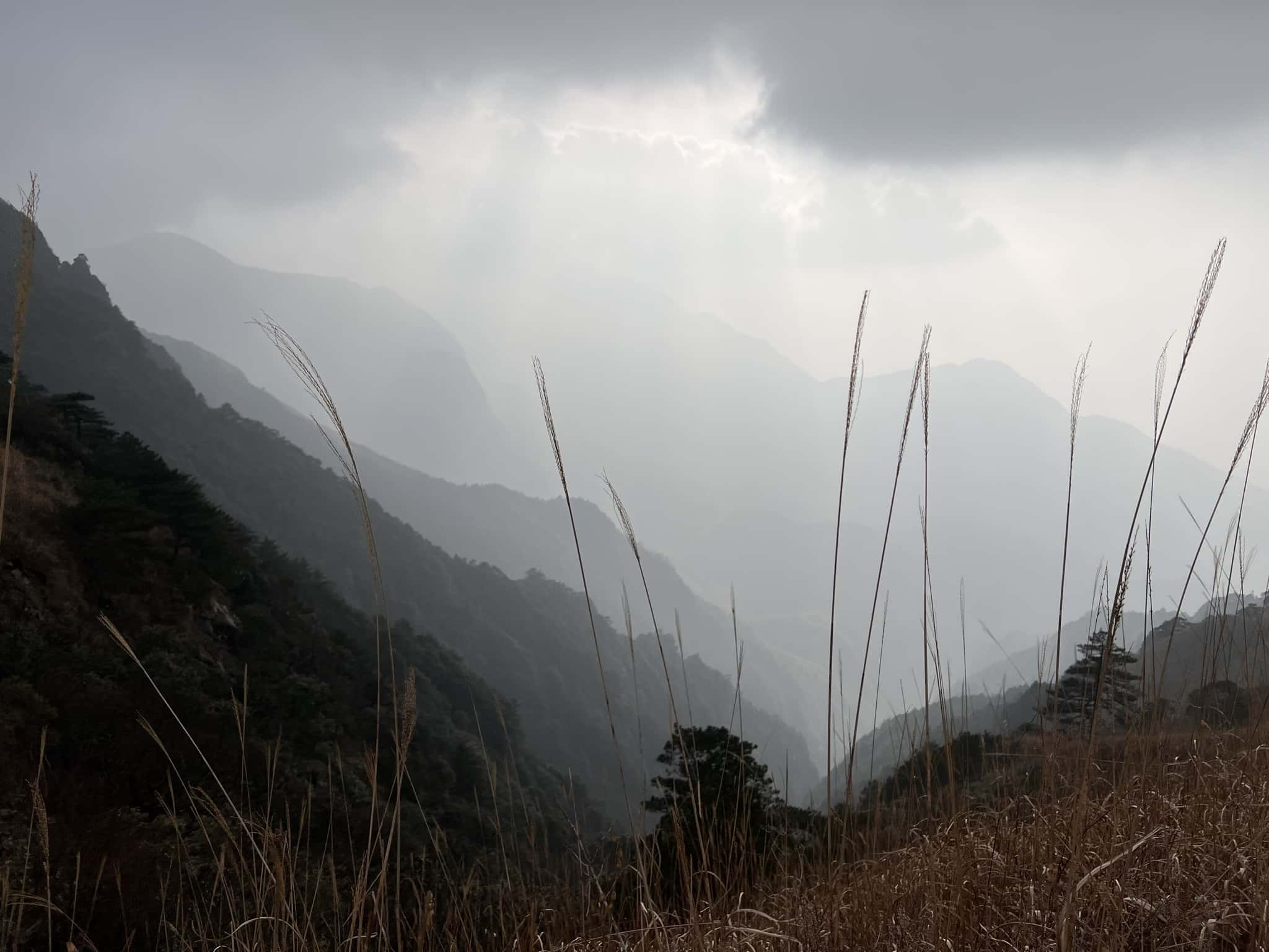 光洒进远处的山谷
