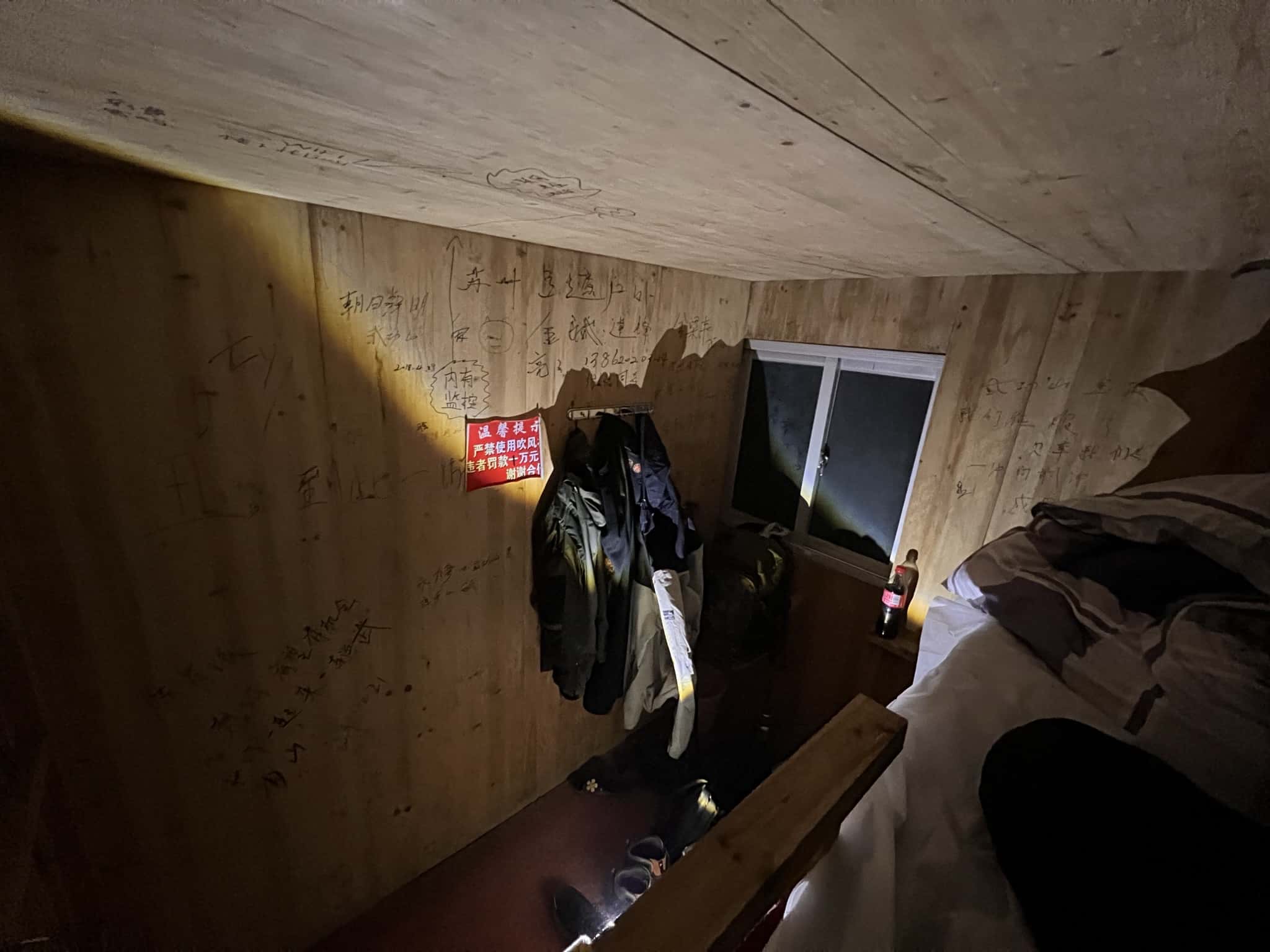 完全抬不起头的双人间（醒了之后果然撞了下）