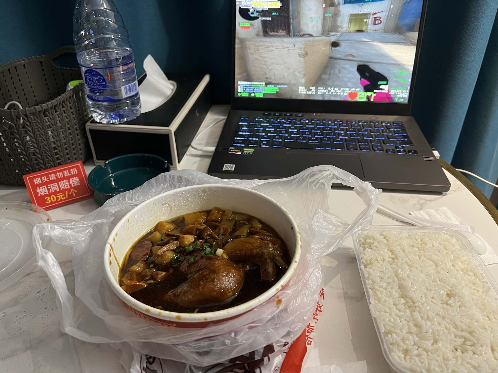 开了间方圆内最舒适的大床房，洗了两次澡，无忧无虑的玩到困倦慢慢睡去，第二天自然醒来。