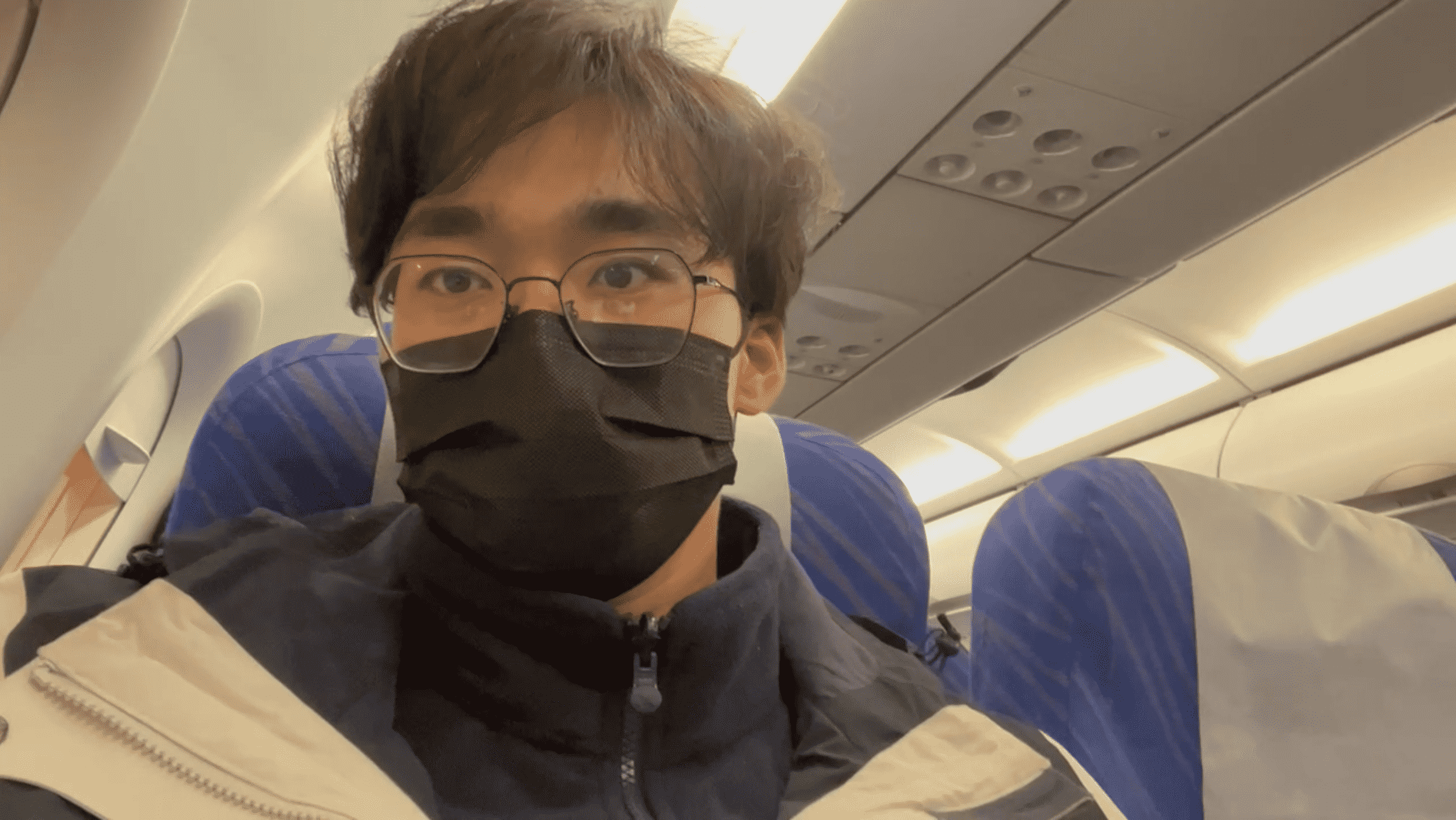 刚好旁边座位没有人，好爽